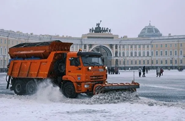 Более 1,5 млн кубометров снега вывезли с дорог Петербурга с начала зимнего сезона