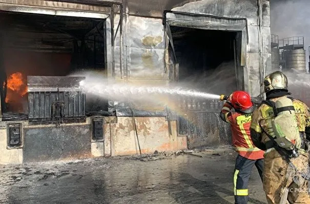 Площадь пожара в здании научно-производственного комплекса в Свердловской области увеличилась до 4 тыс. кв. м