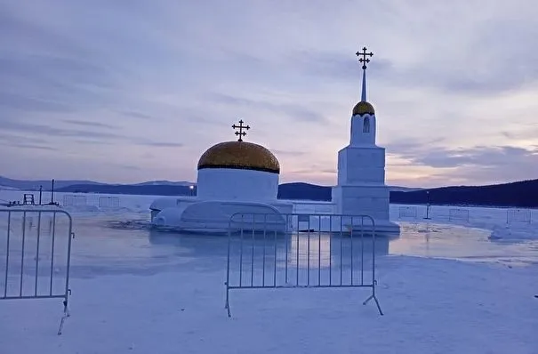 Снежный храм на озере в Миассе ушел под воду после вырезания купели