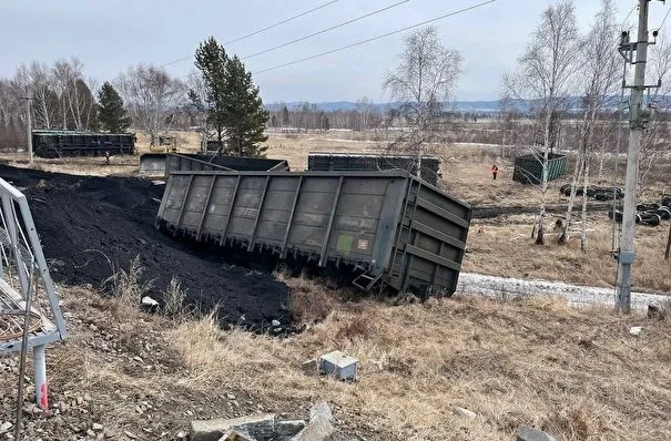 Вагоны грузового поезда сошли с рельсов на одном из перегонов Транссиба в Забайкалье