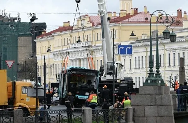 Упавший в Мойку автобус с пассажирами был исправен, а водитель утомлен - прокуратура