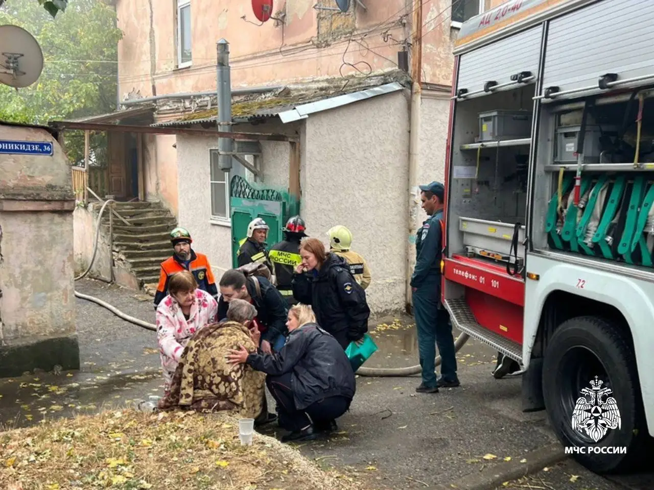 Днем в понедельник в Ставрополе произошел пожар в двухэтажном многоквартирном доме. © Оперативная съемка ГУ МЧС России по Ставрополью. Пресс-служба