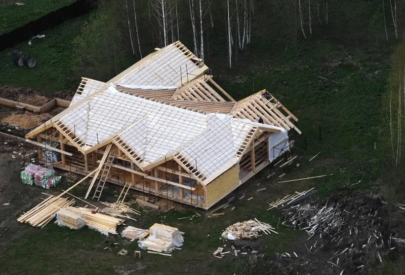 Ипотечники по ИЖС чаще всего строят одноэтажные дома по 100 кв.м. Фото. Строящийся дом в Московской области. © РИА Новости, Павел Бедняков