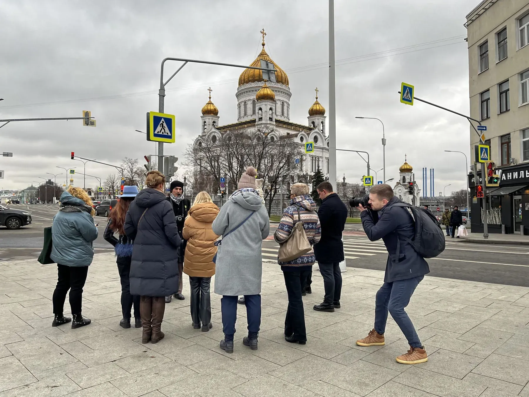 Бумажный аттестат для гидов и экскурсоводов заменят на нагрудный бейдж с QR-кодом. Фото. Гид с туристами на экскурсии в Москве. © 