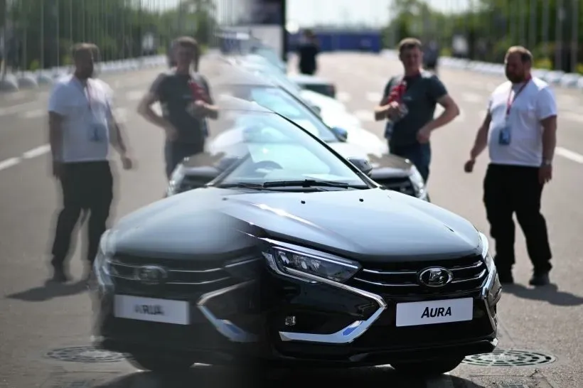 Фото: "АвтоВАЗ" планирует до конца года выпустить 2,9 тыс. седанов Lada Aura