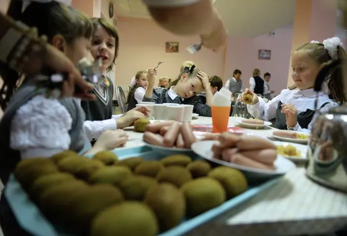 Петербургские дети по-прежнему едят мало овощей и молочных продуктов и слишком много сладкого - Роспотребнадзор. Фото. © РИА Новости. Константин Чалабов