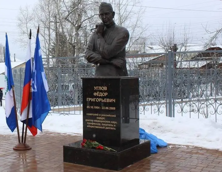 Памятник хирургу, оперировашему почти до 100 лет, открыли в Иркутской области