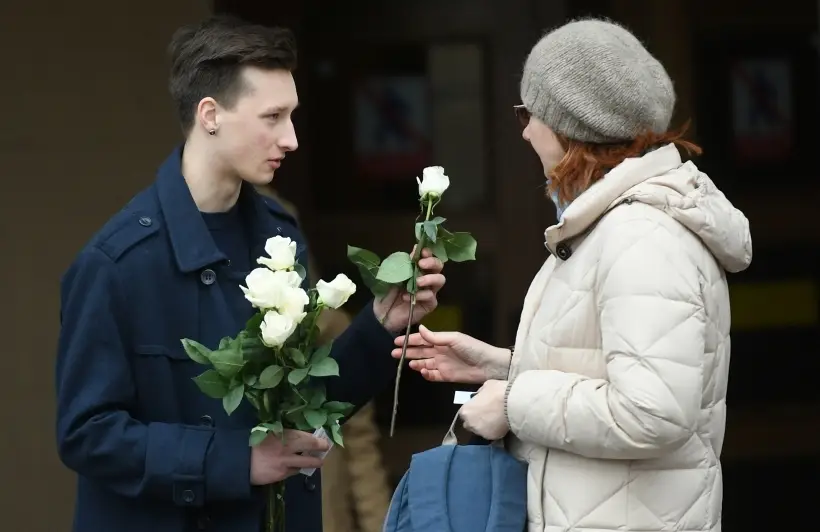 Белый цвет чаще ассоциируется с положительными эмоциями. Фото