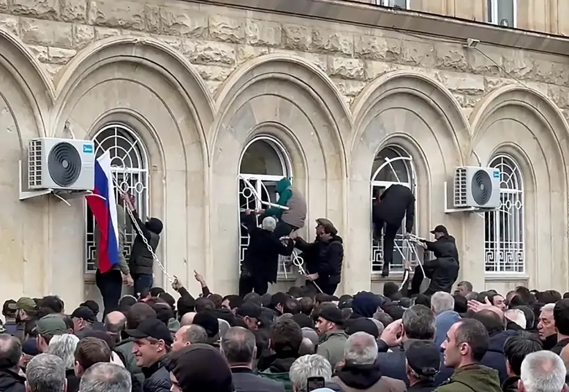 Минэкономразвития рекомендовало российским туристам не ездить в Абхазию. Фото. Беспорядки у парламента Абхазии в Сухуме. © РИА Новости