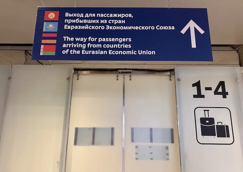 Въездной и выездной иностранный турпоток в Петербурге вырос на треть - Пулковская таможня
