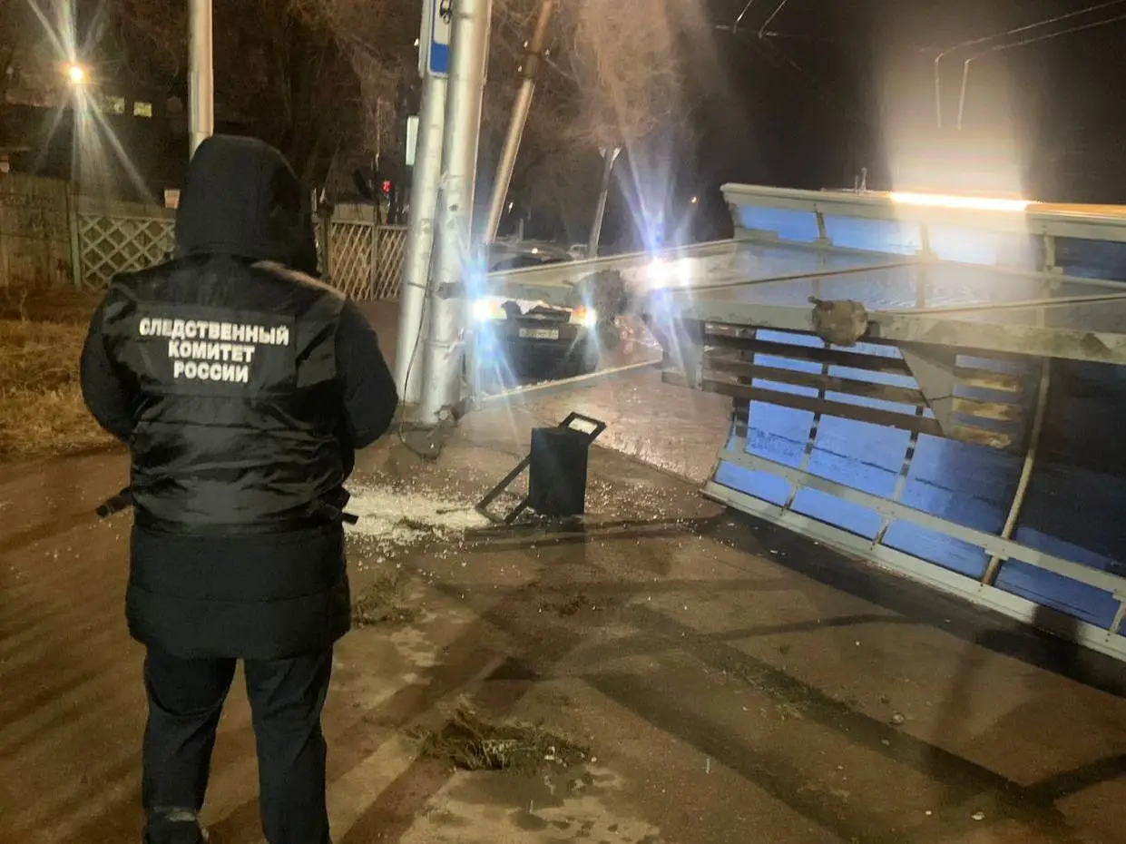Женщина погибла из-за падения на нее остановочного павильона в Саратове