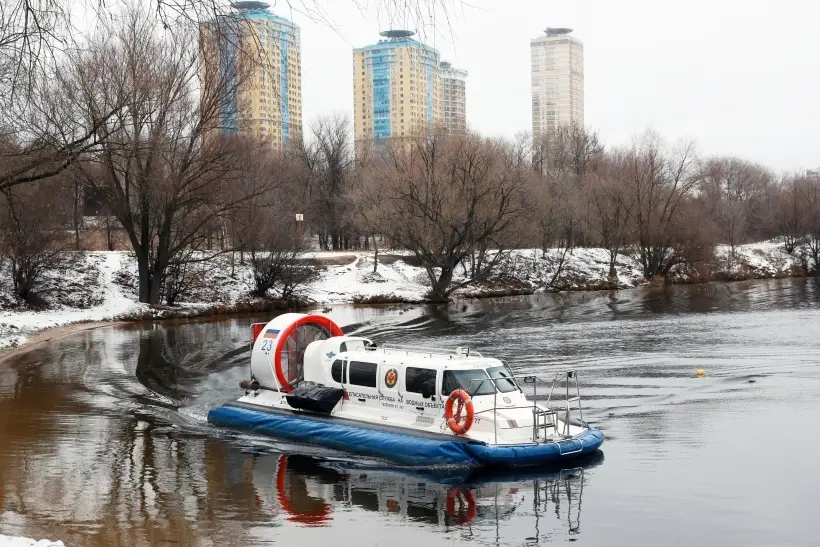 Спасатели в усиленном режиме патрулируют реки и водоемы Москвы. Фото. © РИА Новости. Антон Денисов