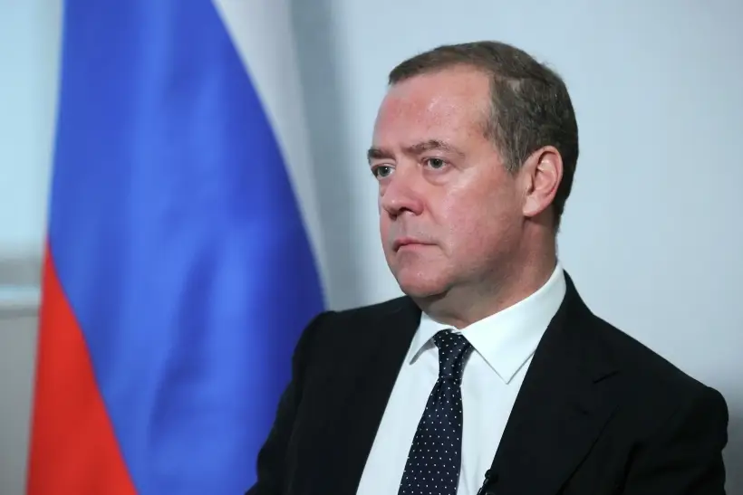 Заместитель председателя Совета безопасности РФ Дмитрий Медведев считает, что не надо реагировать на противоречивые заявления президента США. Фото