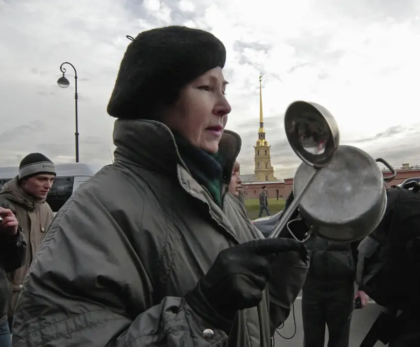 Ирландцы в новогоднюю ночь устраивают на улицах "концерт" на кастрюлях и сковородках. Фото