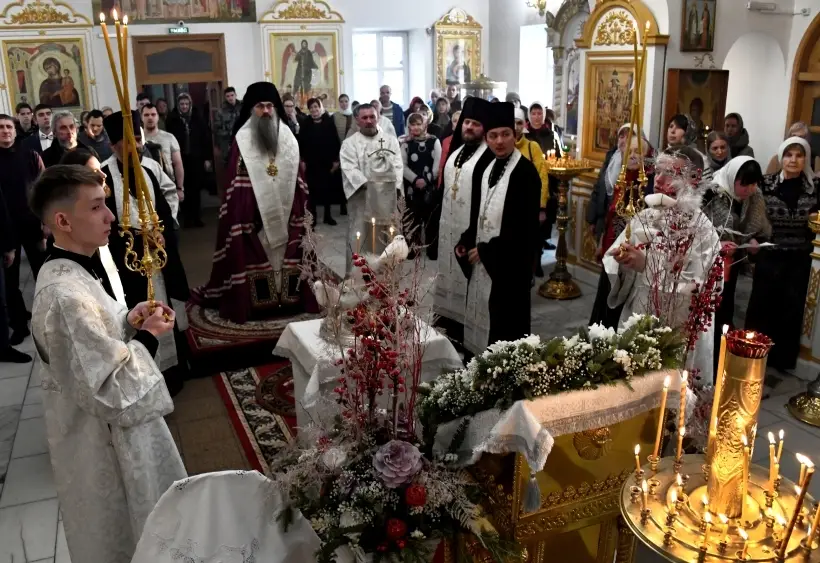 В пост  верующие стараются чаще посещать храм, обращаться к Богу с молитвами, а также занимаются благотворительностью. Фото