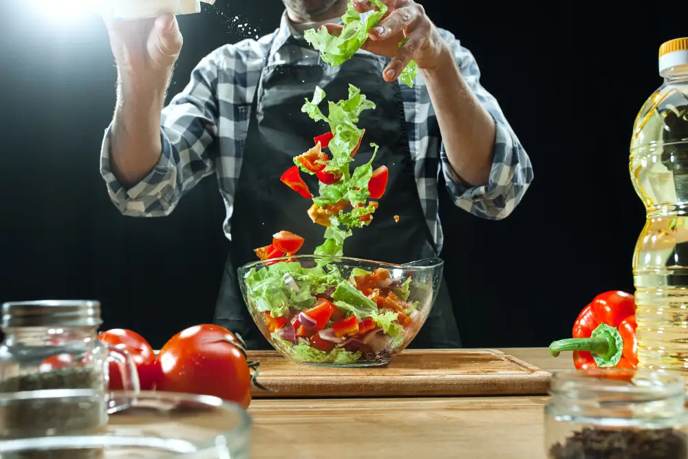 Любительнице вкусной и сытной еды, Змее, понравится разнообразный стол с угощениями из мяса птицы, морепродуктами и свежей зеленью. Фото