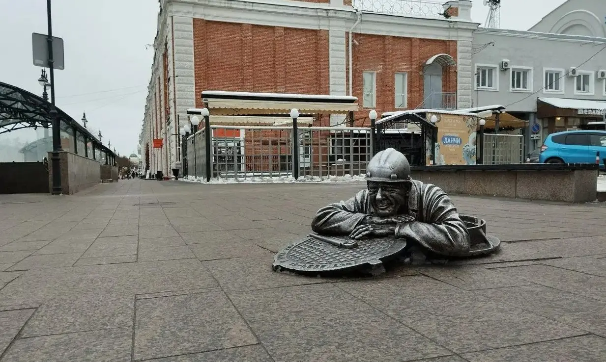 Сантехник Степаныч, выглядывающий из люка на Люблинском проспекте. © Интерфакс. Александра Качалова