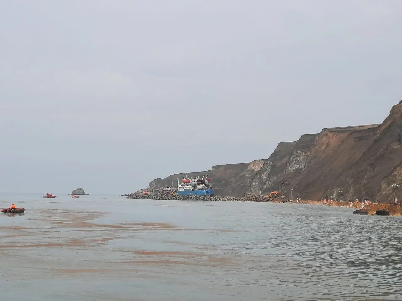 Все загрязнения на поверхности Черного моря в Анапе очищены - Морспасслужба. Фото. ©