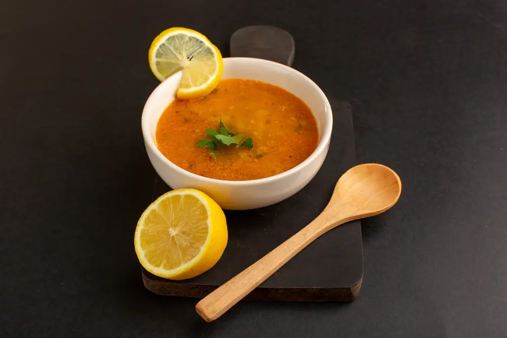Вкус солянки должен быть насыщенным, терпким с легкой кислинкой. Фото