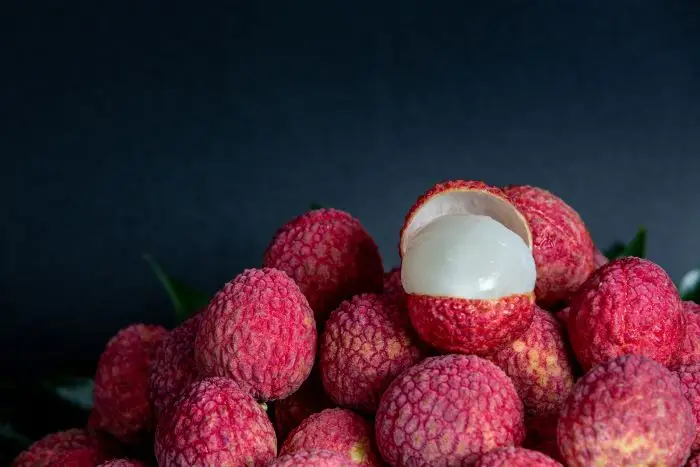 По вкусу личи напоминает смесь винограда и клубники. Фото