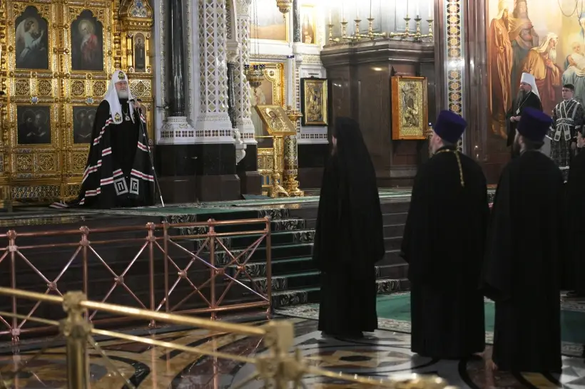 После праздничного воскресного богослужения священнослужители переоблачаются в темные, постовые облачения. Фото