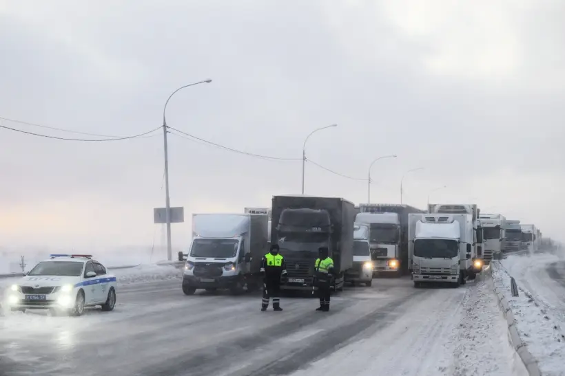 Еще один участок трассы закрыли для грузовиков и автобусов в Красноярском крае из-за метели. Фото. © РИА Новости Александр Кряжев