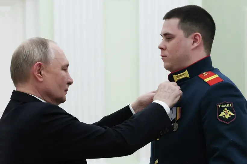 Путин вручает Героям России медали