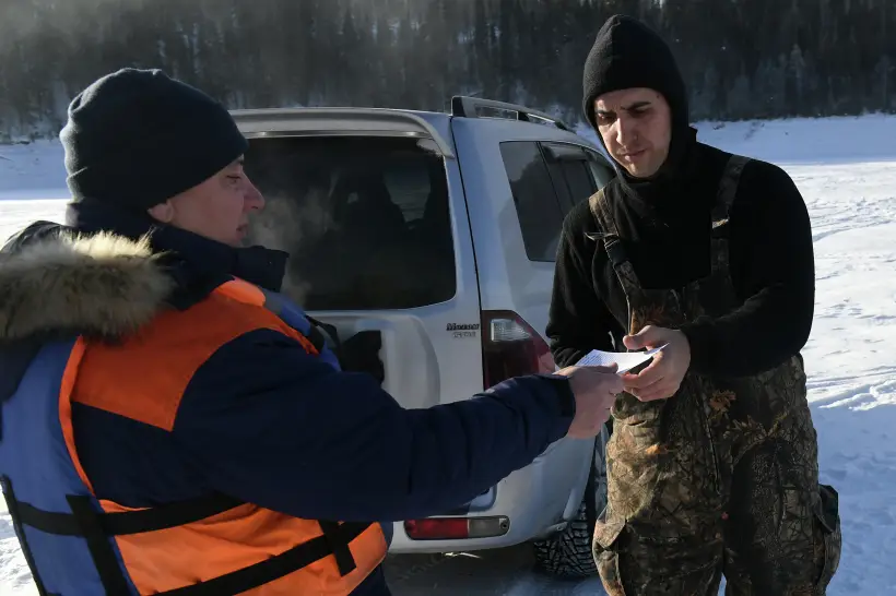 Спасатели сняли всех рыбаков с дрейфующей в море льдины на юге Сахалина. Фото. © РИА Новости. Илья Наймушин