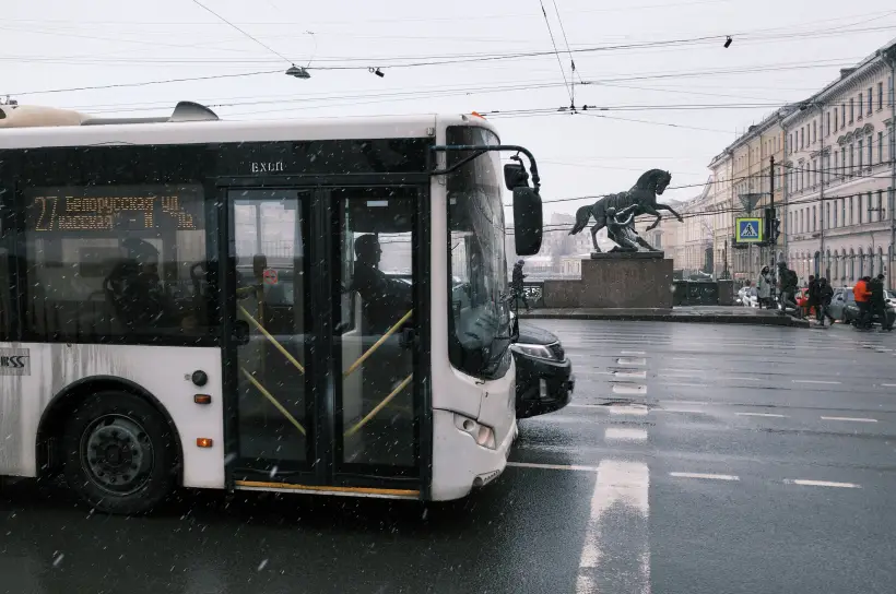 Неисправные автобусы сняли с рейсов после полицейского рейда в Петербурге. Фото. © РИА Новости. Алексей Даничев