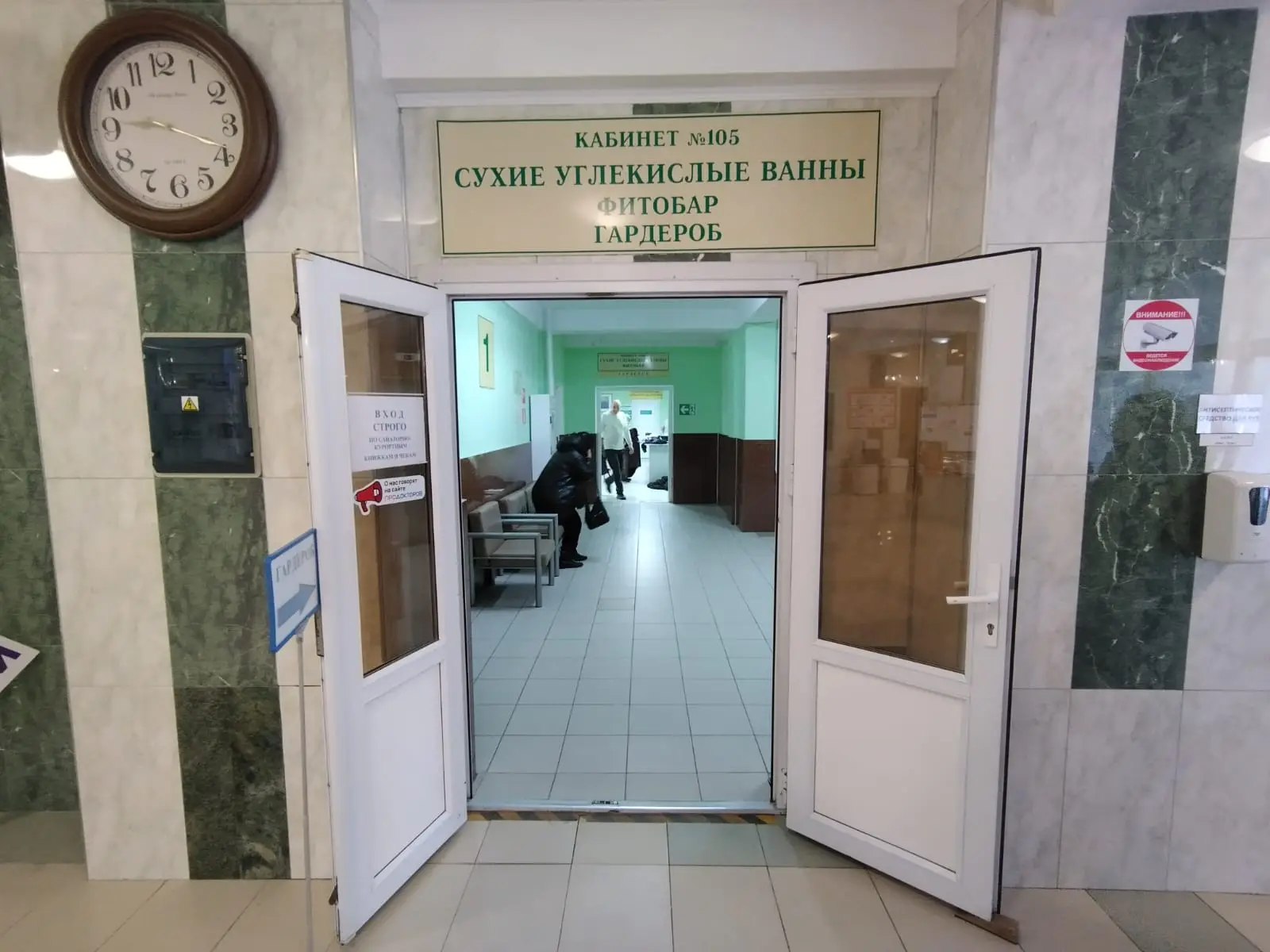 Отели Анапы убирают пляжи и ждут решения Роспотребнадзора