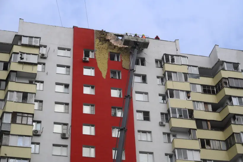 Городские службы ликвидируют последствия падения обломков БПЛА на Домодедовской улице. Фото. © РИА Новости. Илья Питалев