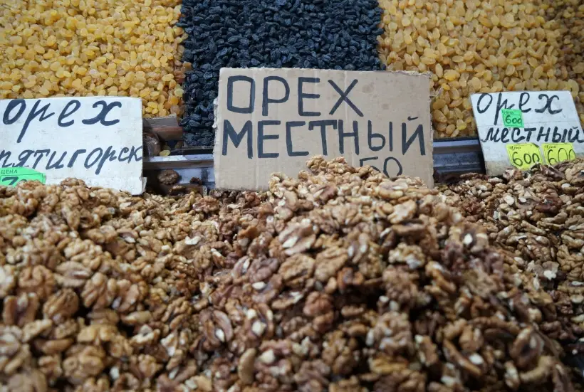 Хорошие очищенные грецкие орехи - светлые, без налета, плесени, запаха прогорклости. Фото