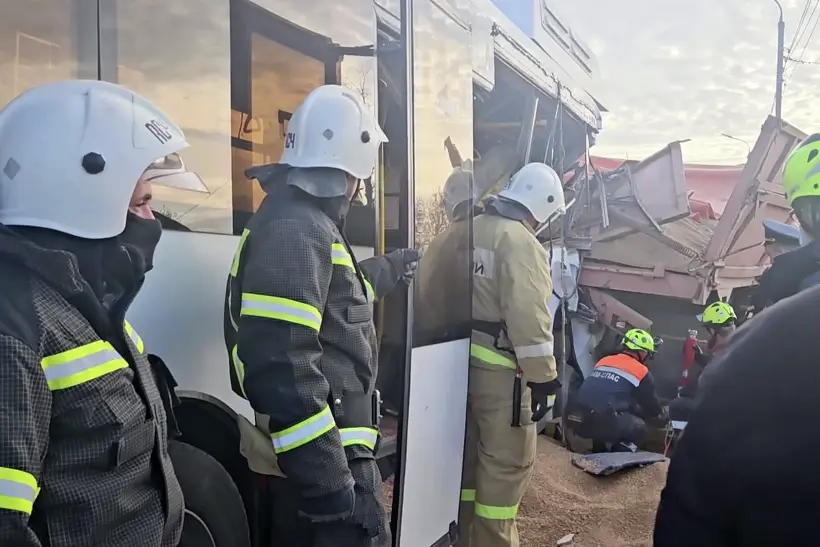 Семьям погибших в ДТП с автобусом в Крыму выплатят по 1,5 млн руб.. Фото. © РИА Новости. МЧС РФ