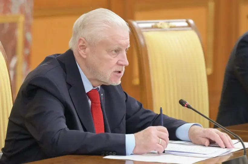 Председатель фракции Госдумы "Справедливая России - За Правду" Сергей Миронов предложил ввести для мигрантов вахтовый метод работы без оформления гражданства. Фото