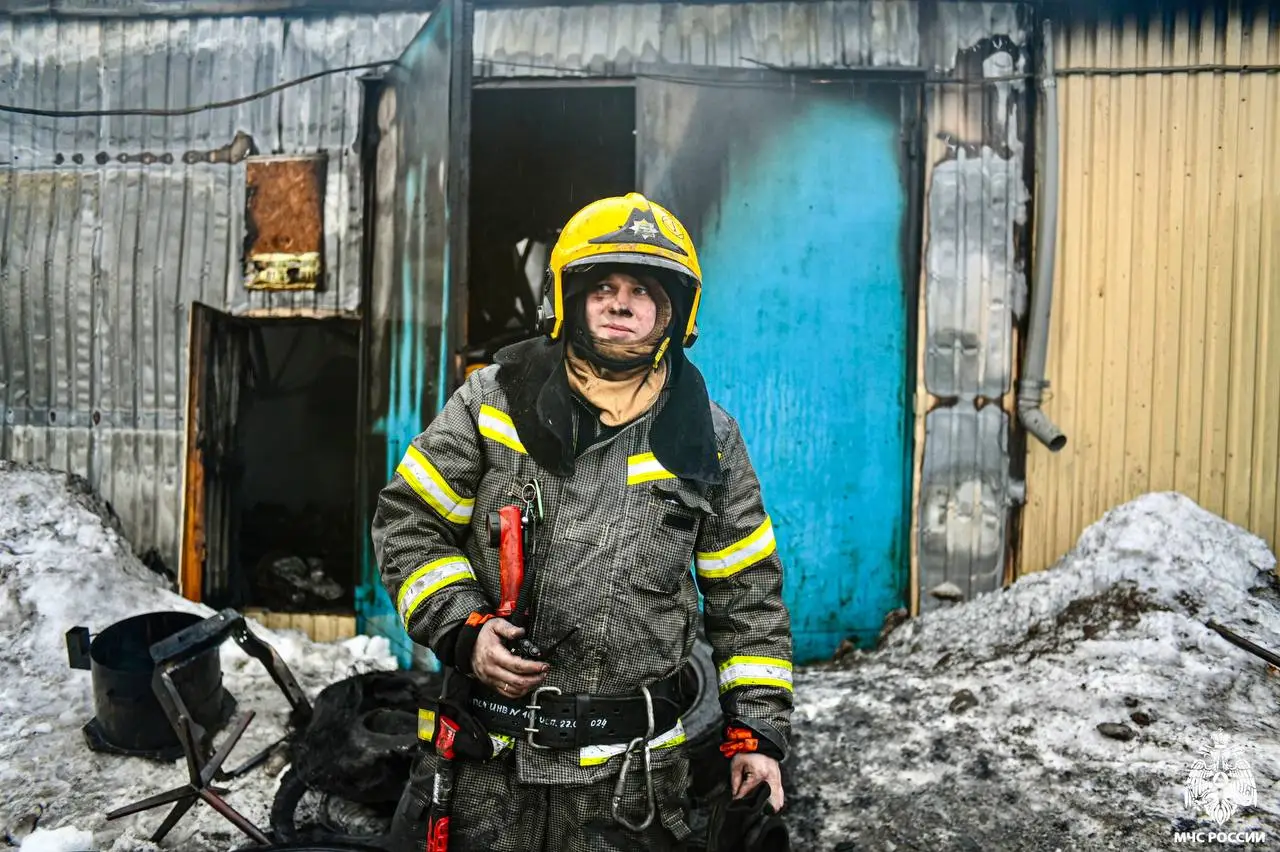 Пожар в гаражах в Мурманске уничтожил десять автомобилей