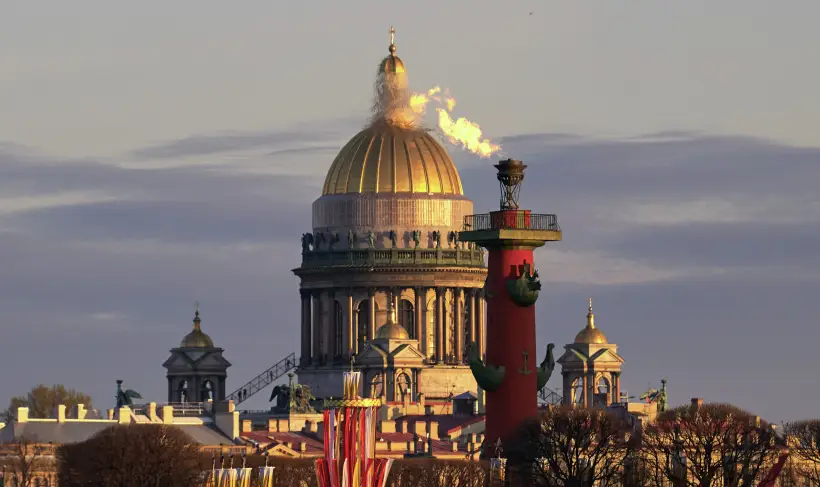 Факелы Ростральных колонн будут гореть 9 мая в Петербурге. Фото. © РИА Новости. Алексей Даничев
