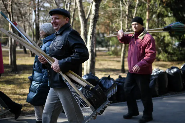 Более 176 тыс. человек поучаствовали в субботнике в Петербурге. Фото. © РИА Новости. Александр Кряжев
