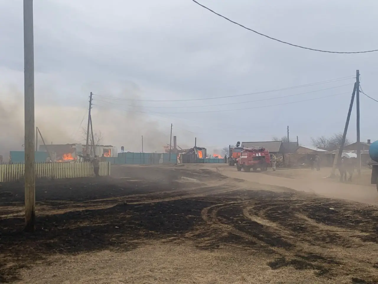 Четыре жилых дома сгорели из-за природного пожара в Забайкалье (Версия 2). Фото. © Помощник Петровск-Забайкальского межрайонного прокурора Юлия Батожалсанова