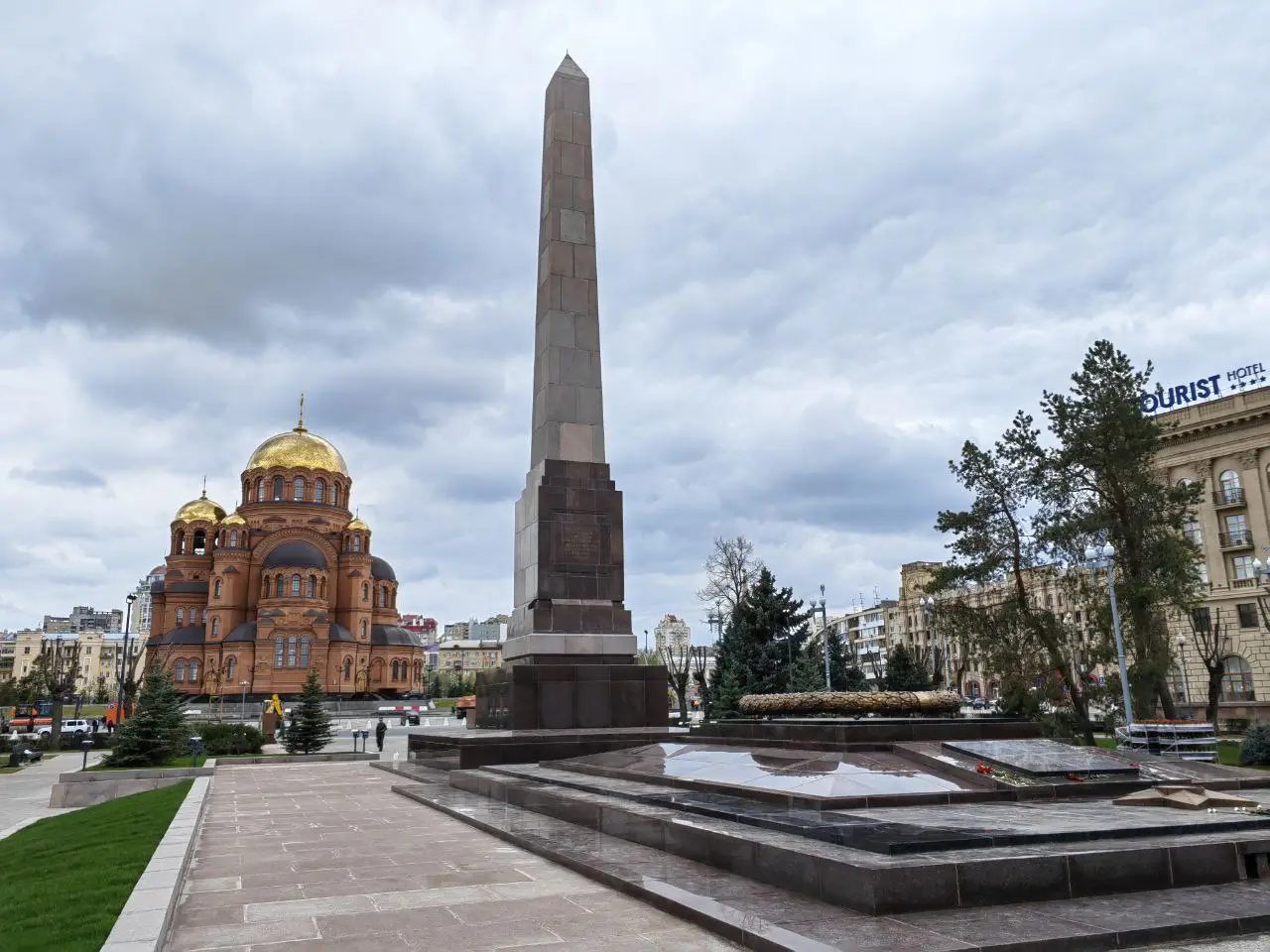 Вечный огонь вновь зажгли после реконструкции на Аллее Героев в Волгограде. Фото. ©