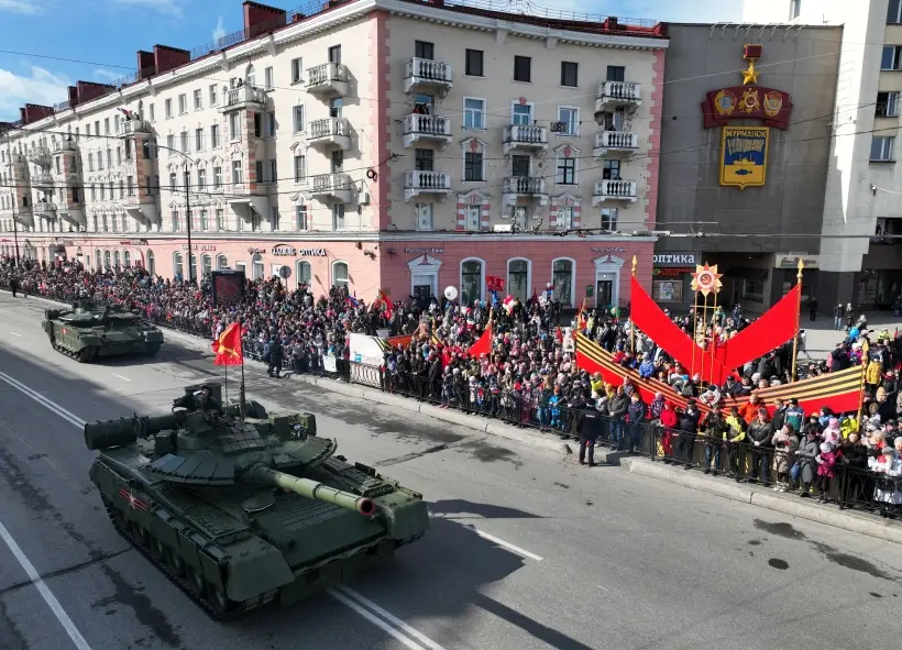 Парадами и шествиями 