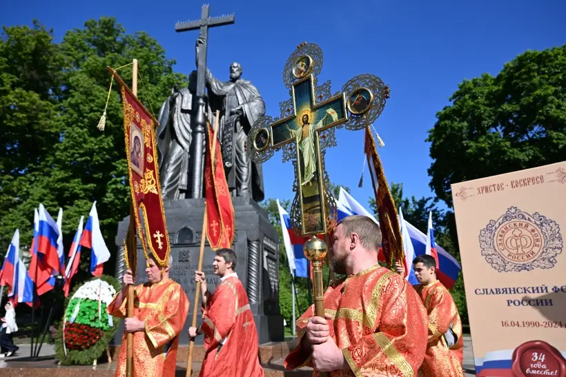 В День славянской письменности и культуры проходят богослужения, торжественные литургии, молебны, крестные ходы. Фото