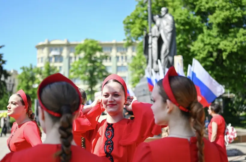 24 мая на Славянской площади у памятника Кириллу и Мефодию проводится всероссийский праздничный концерт. Фото