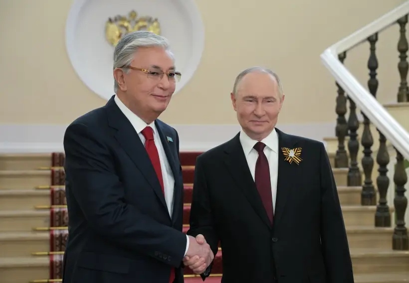 Путин передал Токаеву наградной лист на присвоение отцу президента Казахстана звания героя Советского Союза. Фото. © РИА Новости. Алексей Никольский