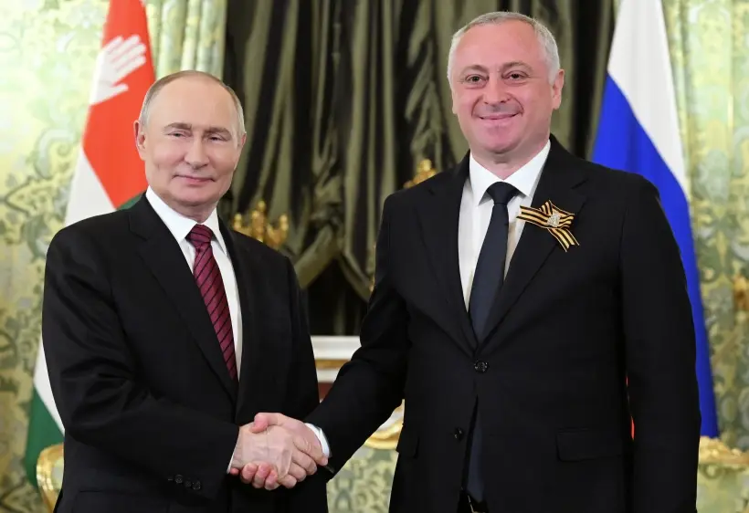 Россия будет способствовать развитию туристических связей с Абхазией - Путин. Фото. © РИА Новости.  Сергей Бобылев