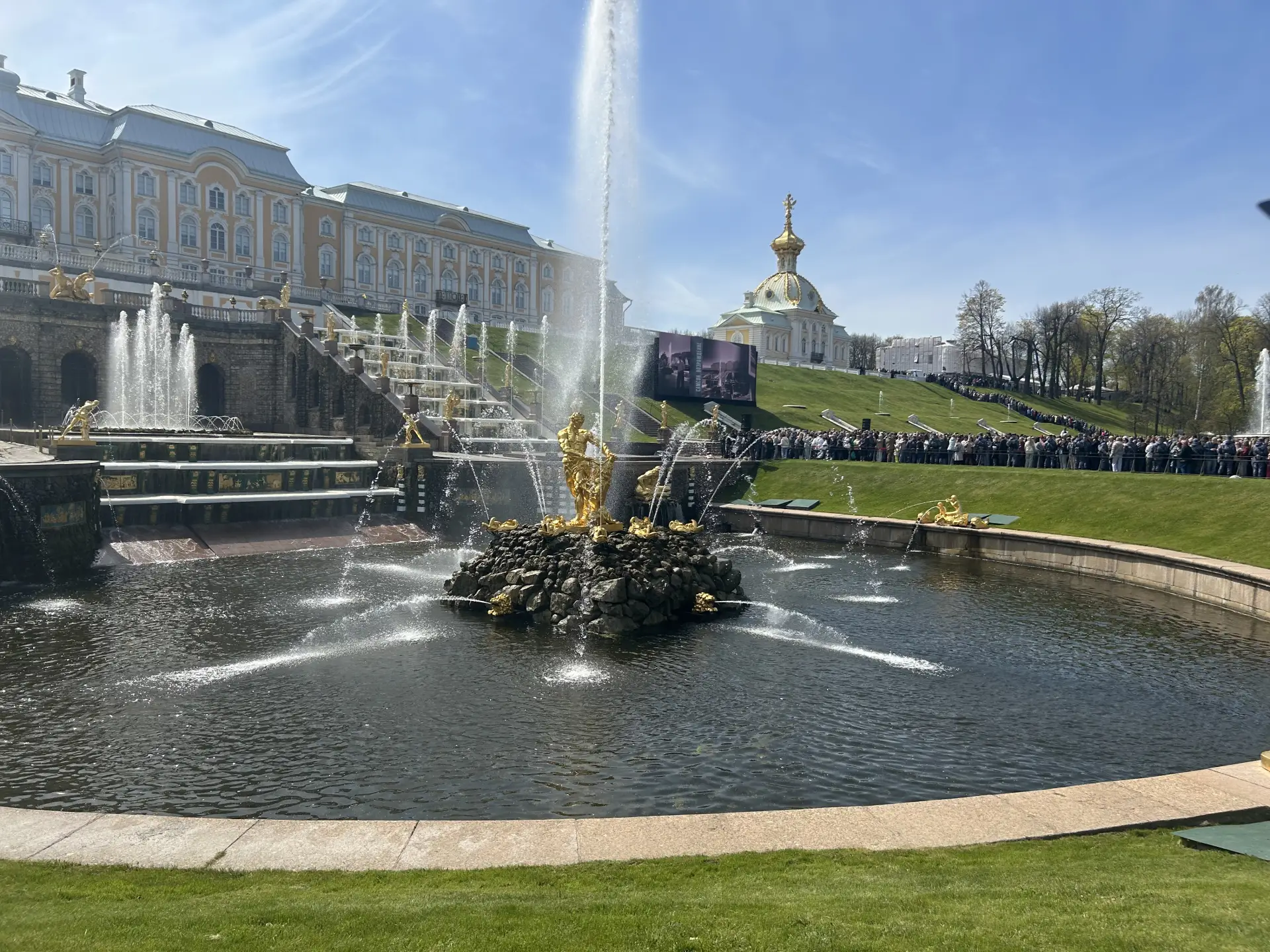 Весенний праздник фонтанов в Петергофе собрал 26 тыс. гостей. Фото. © Интерфакс. Татьяна Барковская