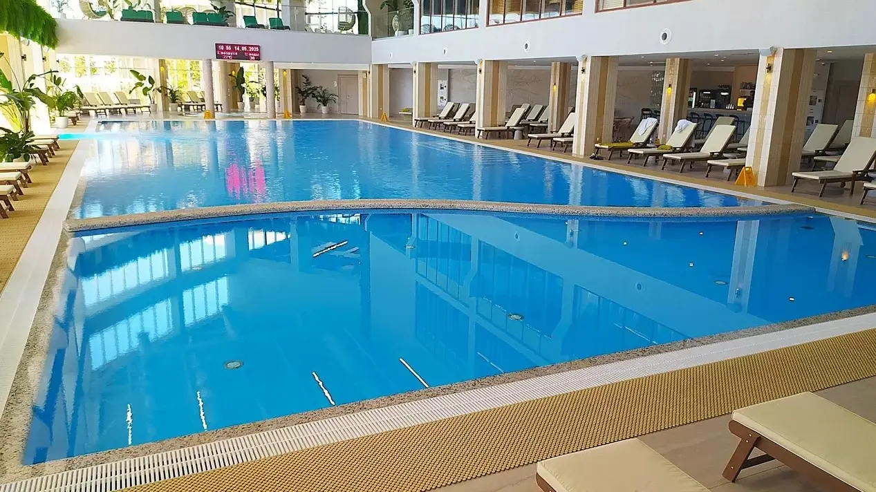 Бассейны отелей FЮNF Luxury Resort & Spa Anapa Miracleon и Mövenpick Resort & Spa Anapa Miracleon в Анапе. ©Интерфакс. Григорий Колпаков