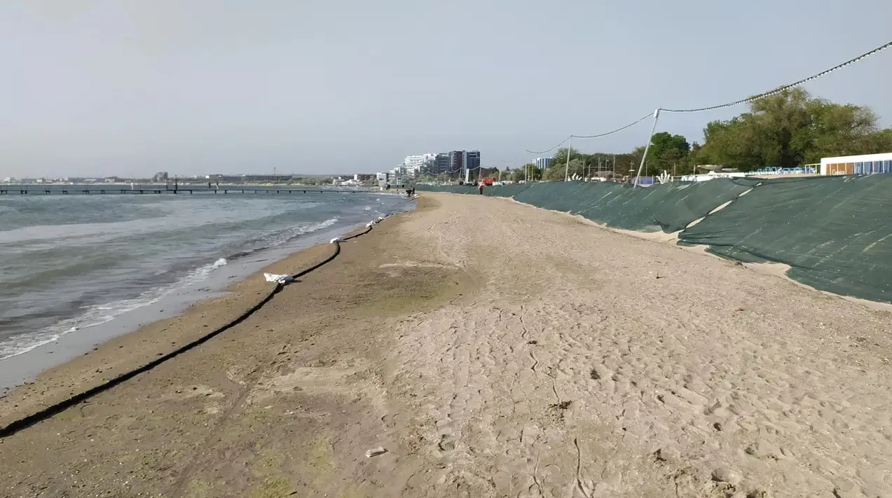 Новых выбросов мазута на побережье в Анапе нет три недели. Фото. ©Интерфакс. Григорий Колпаков