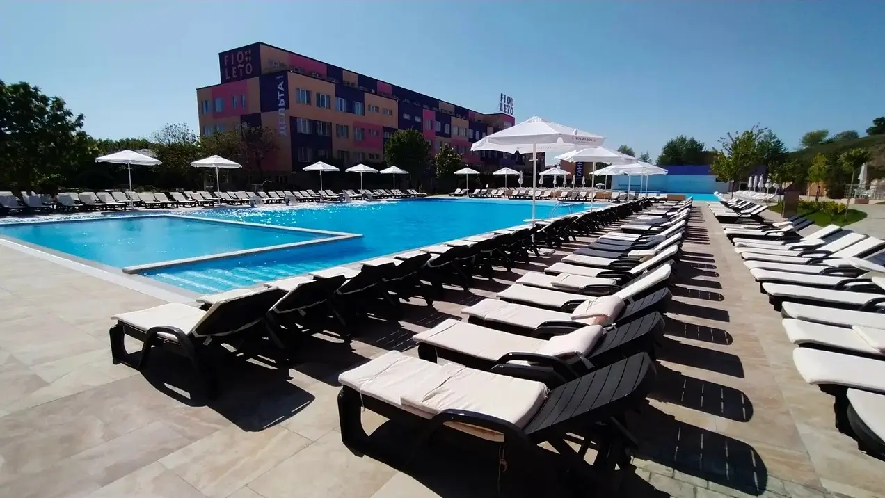 Инфраструктура для отдыха у уличного бассейна в отеле FЮNF Luxury Resort & Spa Anapa Miracleon. ©Интерфакс. Григорий Колпаков