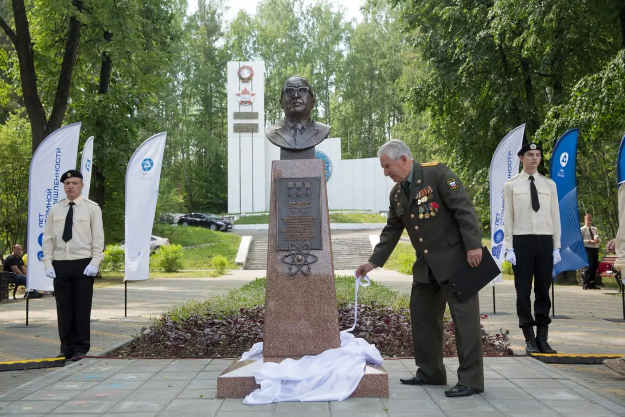 Памятник руководителю атомной промышленности СССР Славскому появился в Новоуральске. Фото. © Группа по связям с общественностью УЭХК. Игорь Стихин