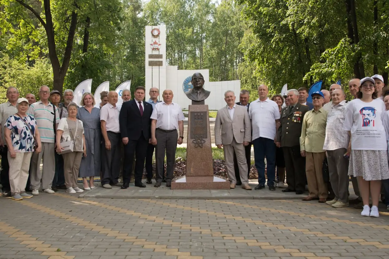 Памятник руководителю атомной промышленности СССР Славскому появился в Новоуральске